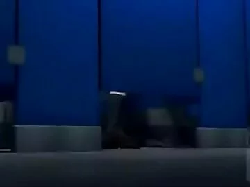 Momo se aliviando no banheiro